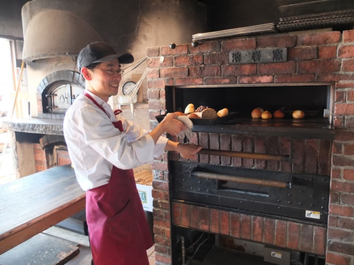 石窯で焼き上がった、焼きたて石窯パン
