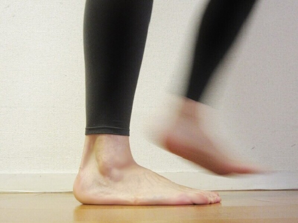足の裏で床をなめるように