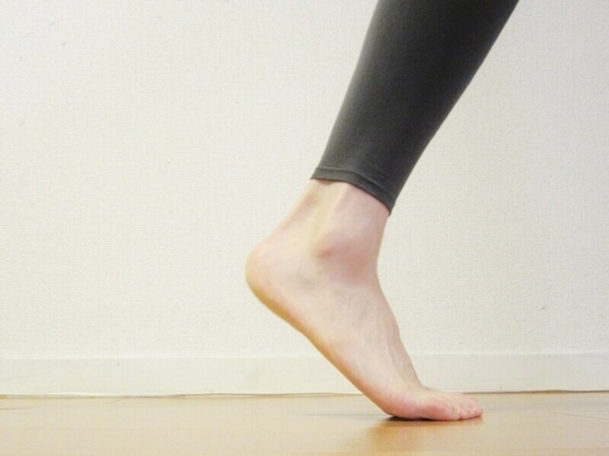 指の付け根で床を押し出す