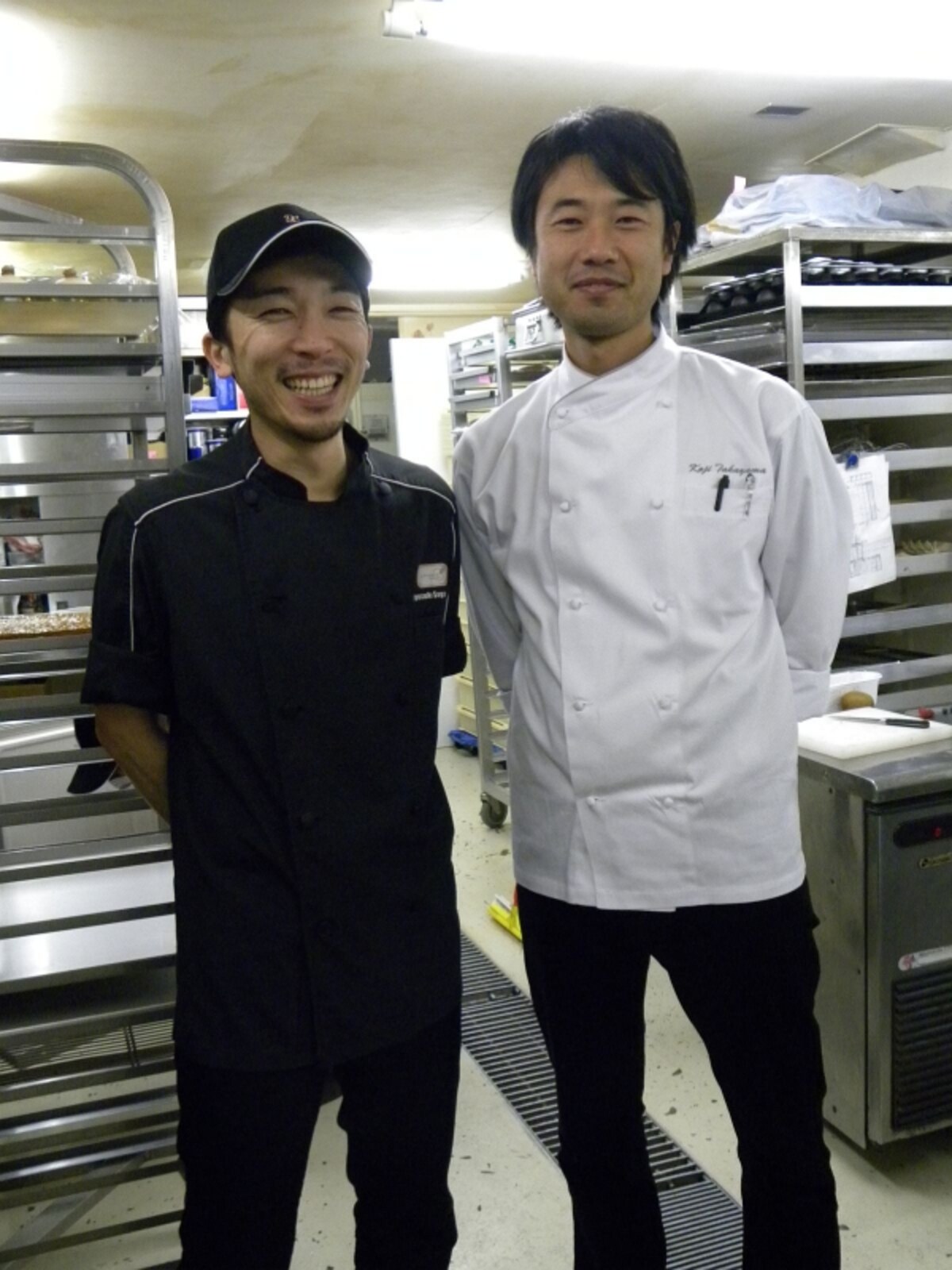 すっかり打ち解けている菅又亮輔シェフと高山浩二シェフ。「2013年のクリスマスは、シェフ2人態勢なんで生産能力倍増です!」と笑う菅又シェフ