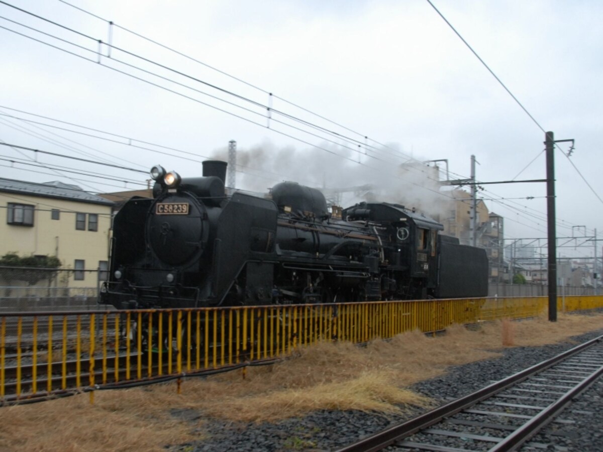 公開された構内試運転で快走するC58