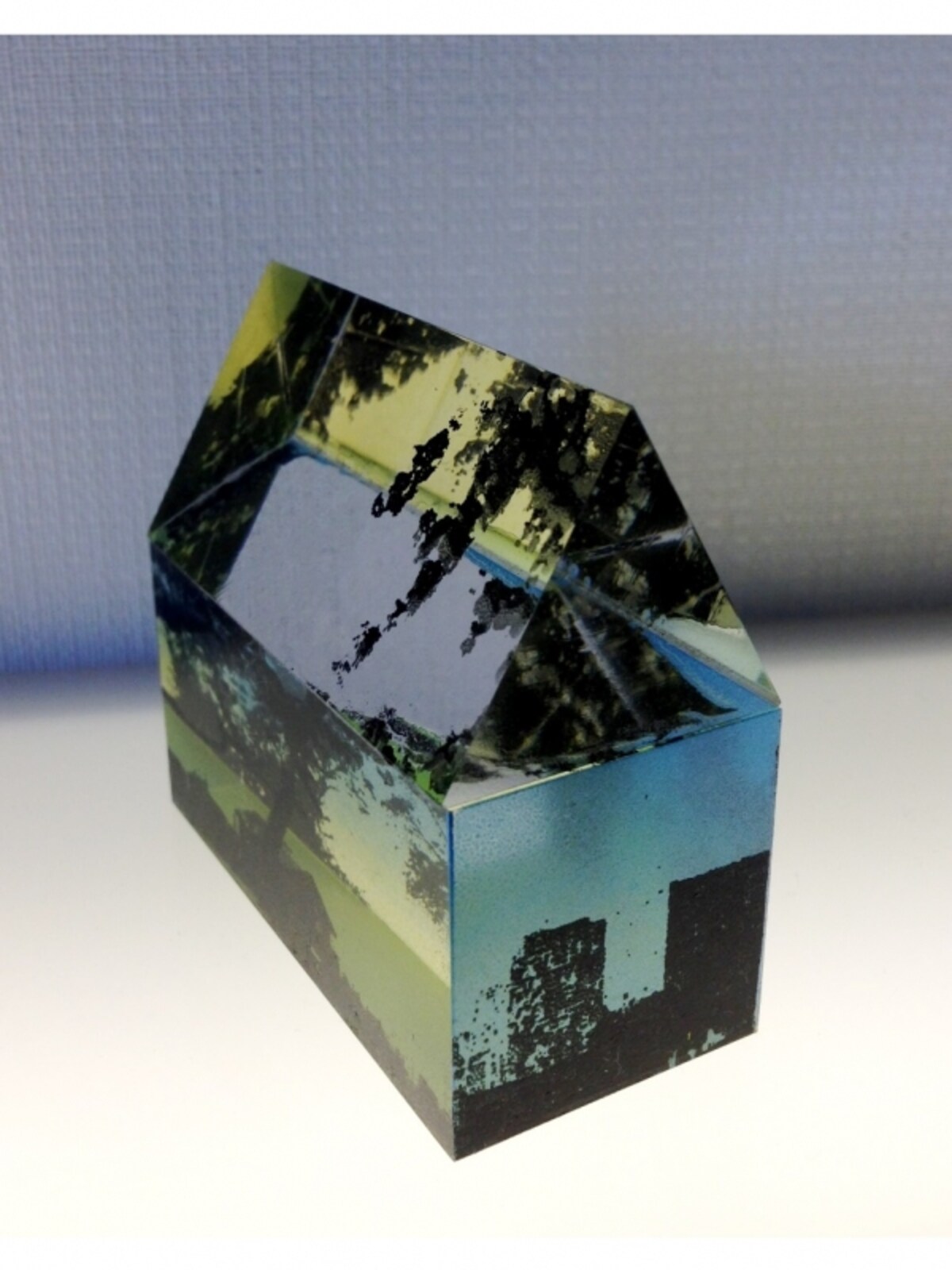 藤田夢香　《Portrait-記憶の家I》　2013年　アクリルレジン、シルクスクリーン　5.8x6.6x3cm