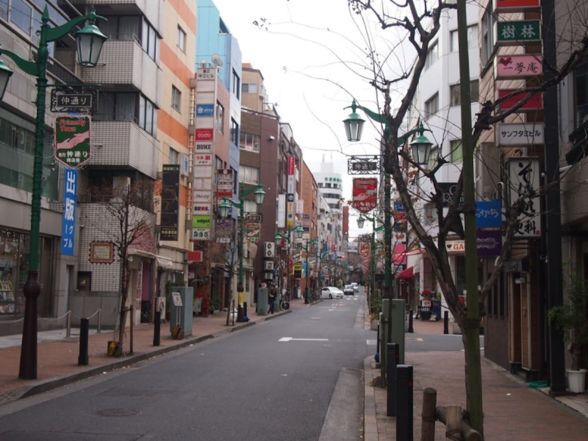 静かだと思ったら、酔客の一団が店から出てきた。二丁目っぽい。
