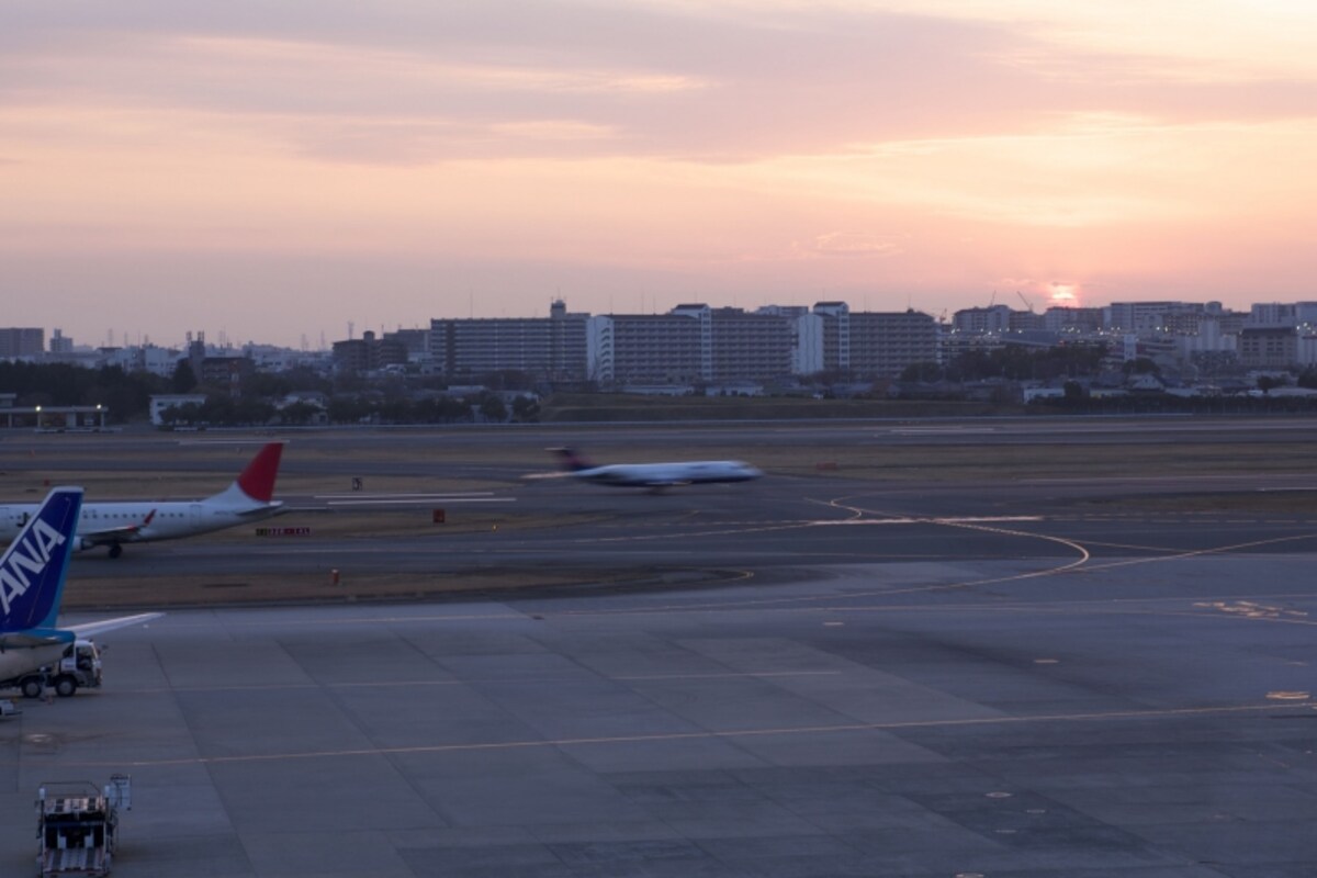 シャッタースピードが遅く、飛行機が動いているように見える