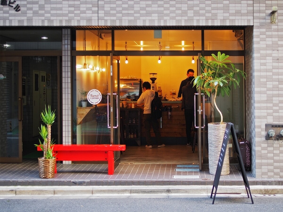 ターレットコーヒーの目印は赤いベンチ。