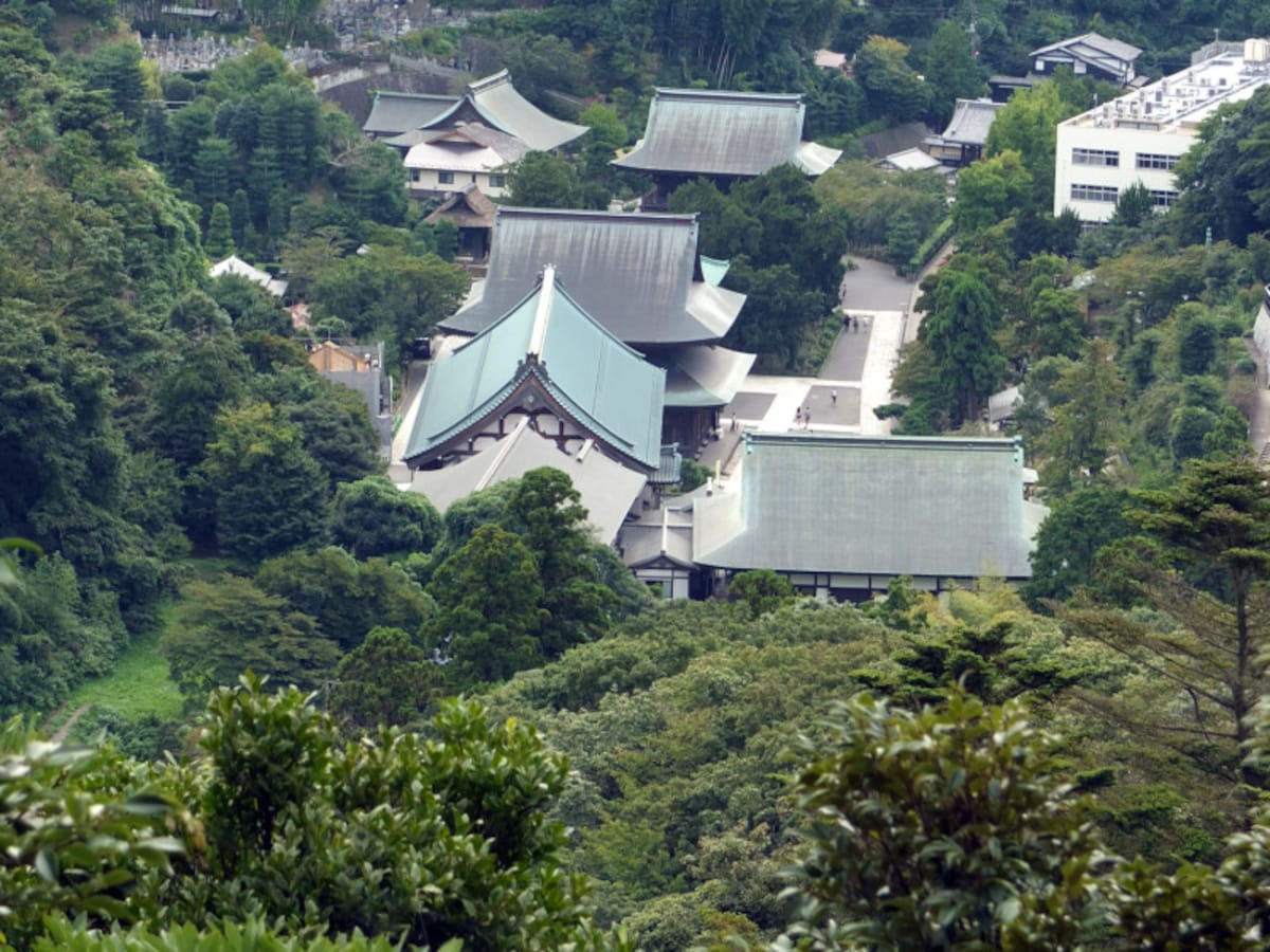 天園ハイキングコースの展望台からは、建長寺の建物が小さく見える