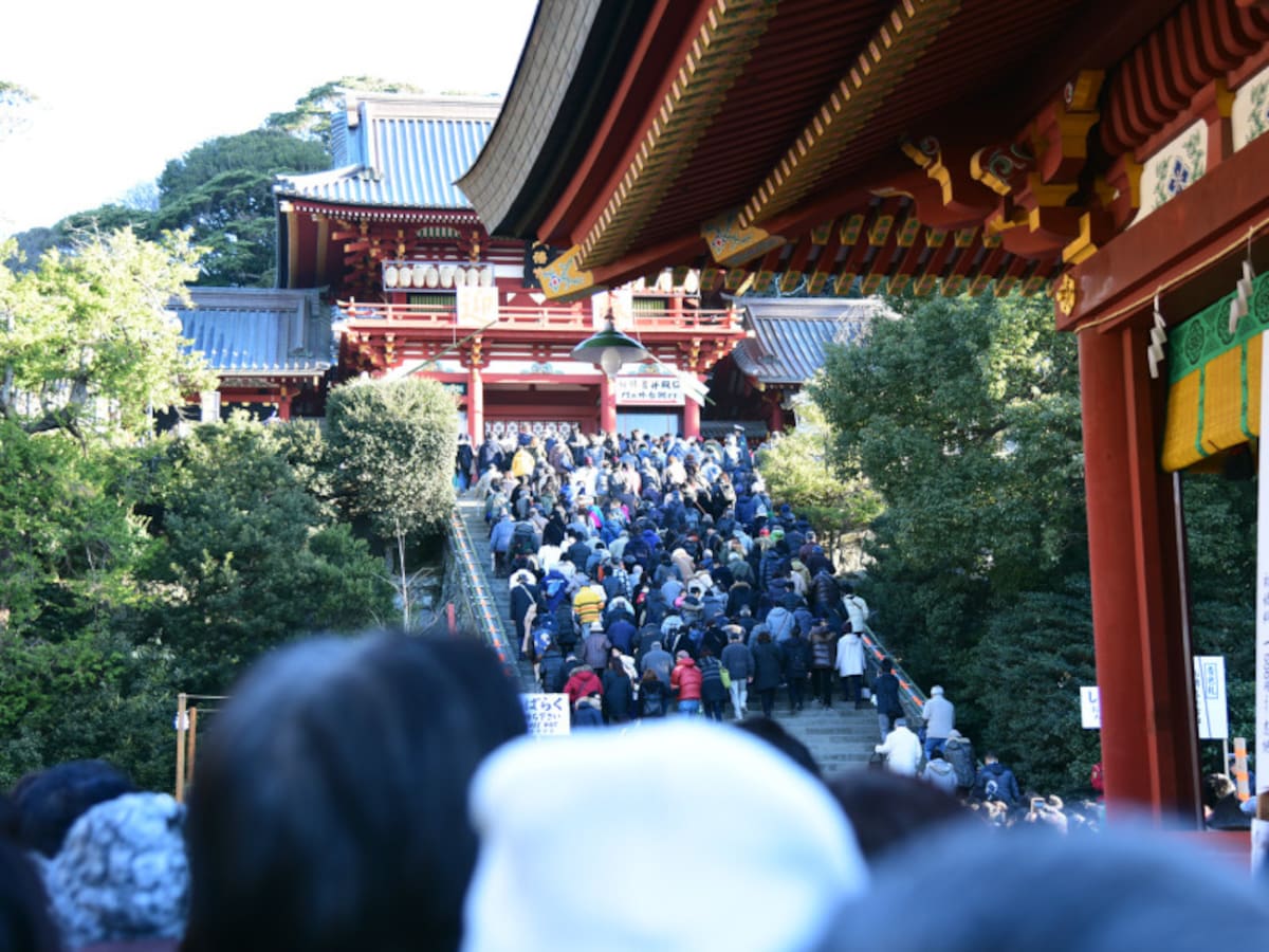 初詣客で大変混雑する正月の鶴岡八幡宮境内