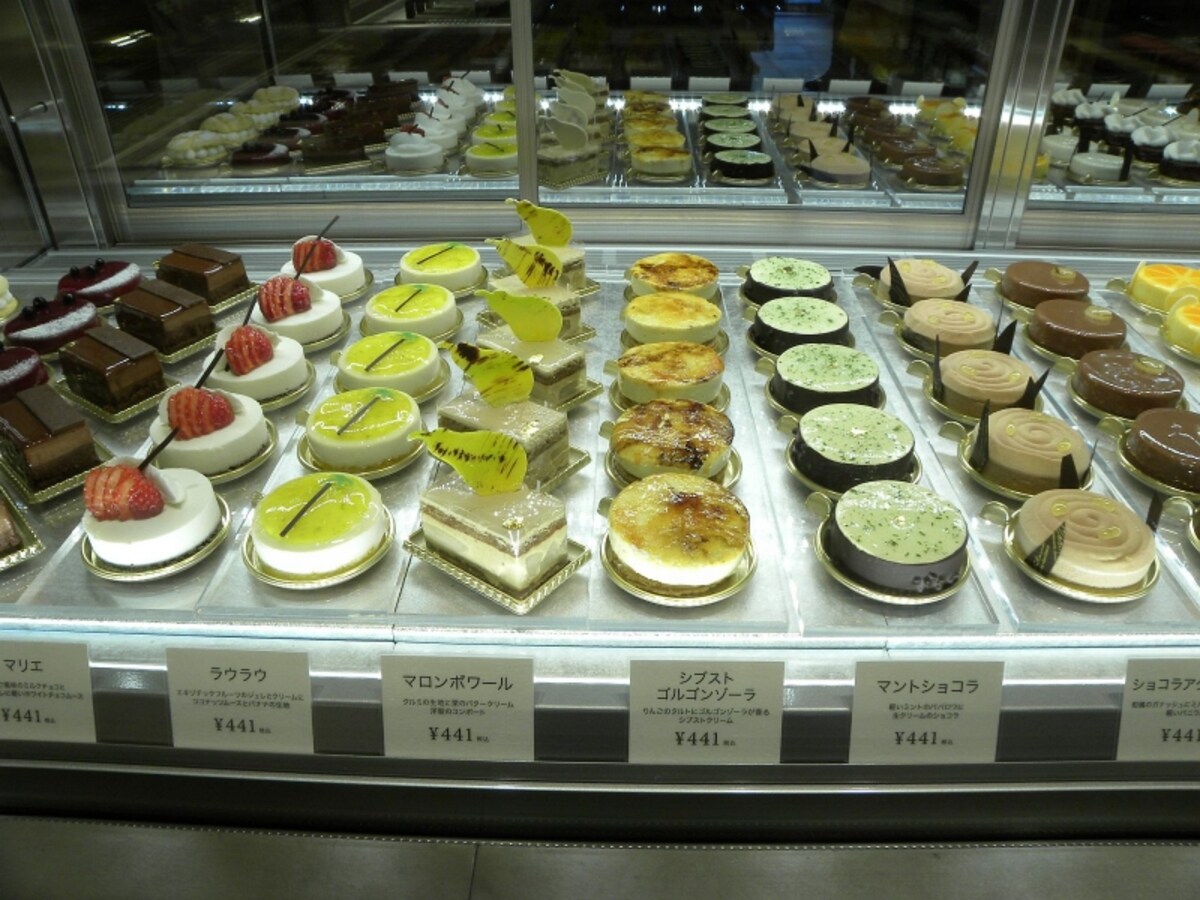 「オクシタニアル 東京本店」に並ぶプティガトー