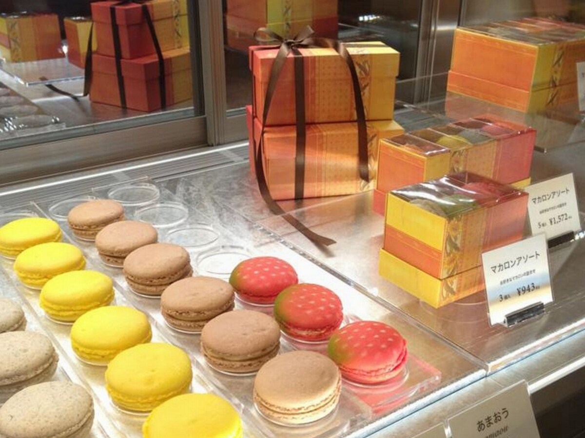「オクシタニアル 東京本店」のマカロンギフトボックス(3個943円/5個1572円/10個入もあり)