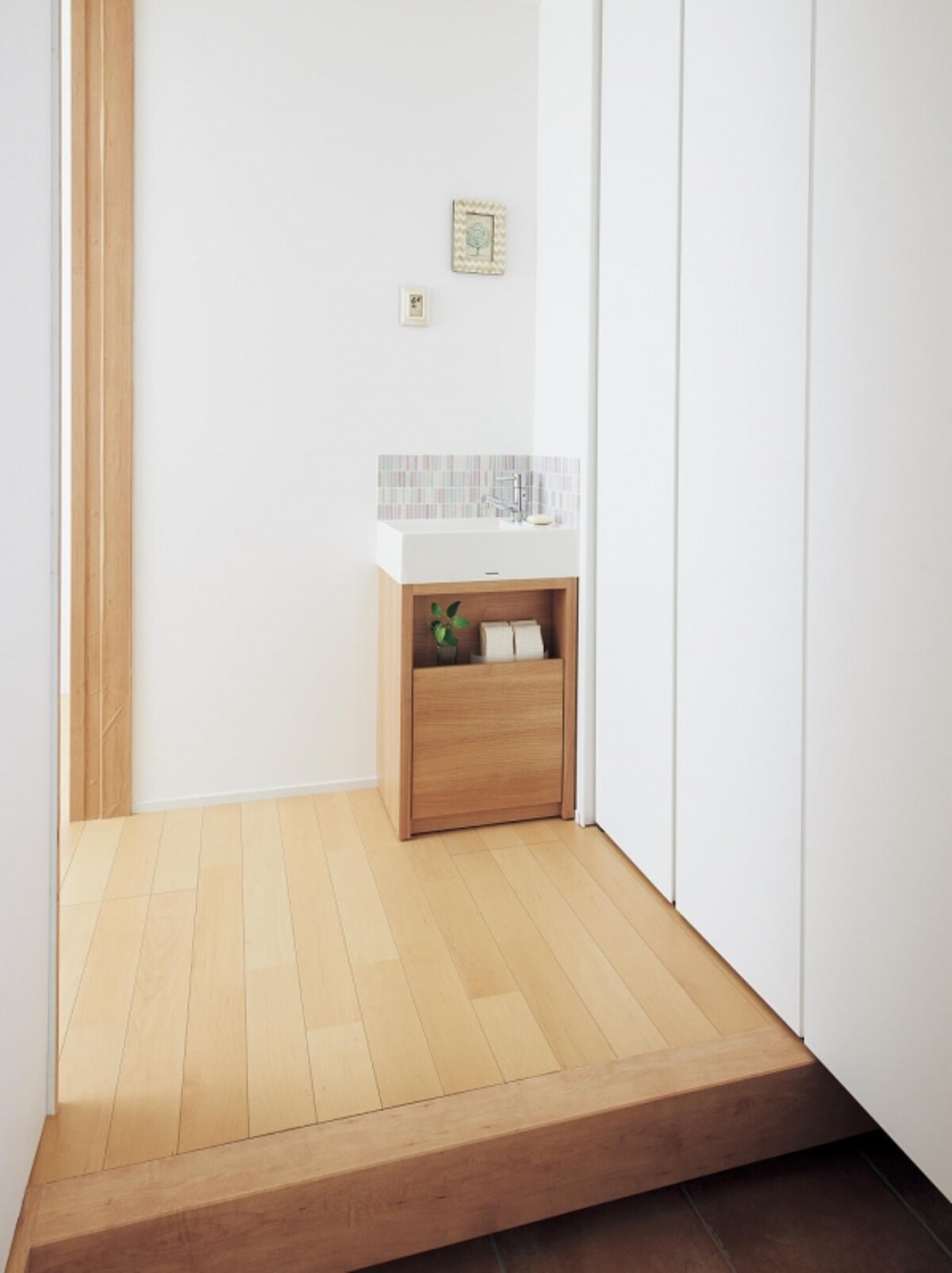 玄関近くにコンパクトな洗面コーナーがあると使い勝手もいい。[アクアファニチャー　スクエアスタイル]　パナソニック エコソリューションズ　http://sumai.panasonic.jp/