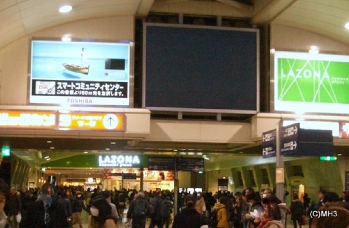 大勢の人でにぎわう「川崎駅」構内