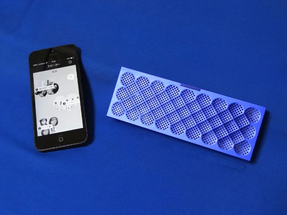 iPhone5と並べても違和感のないコンパクトサイズ