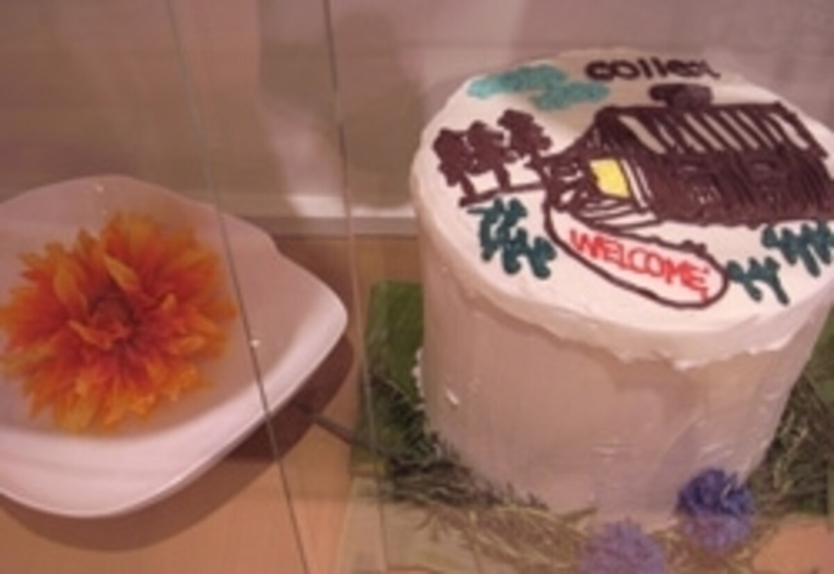 オープニングで登場したケーキが飾ってありました。