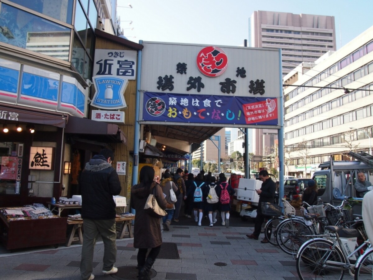 新大橋通りと晴海通りが交差する築地四丁目交差点