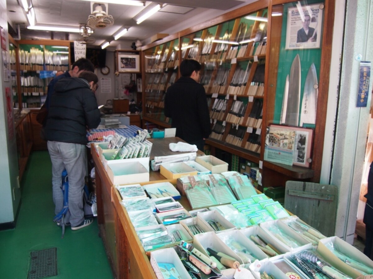 包丁だけではなくおろし金やうろこを取る道具なども売っていた