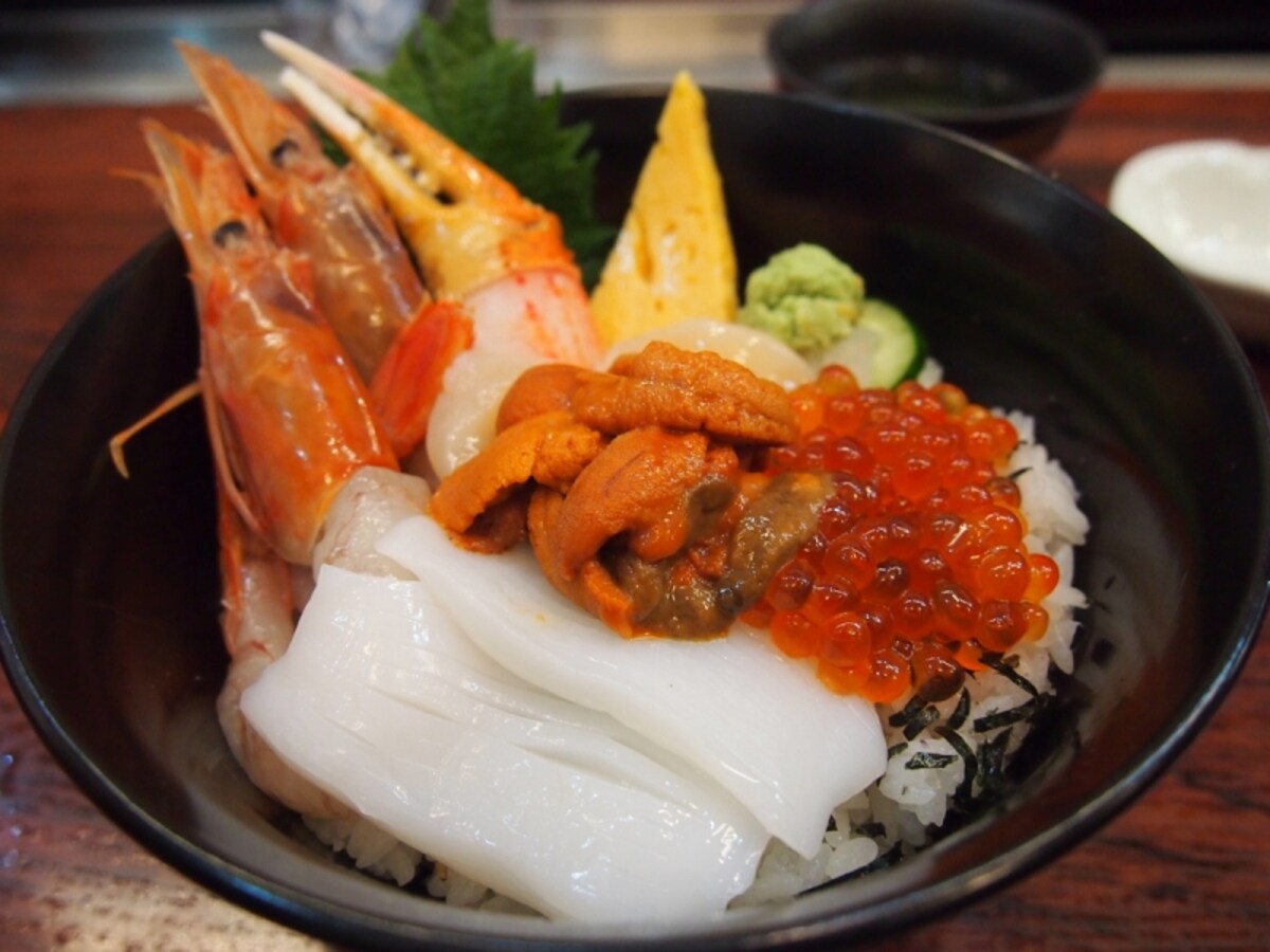 お店では第二位の人気「うに盛り小樽丼」1900円