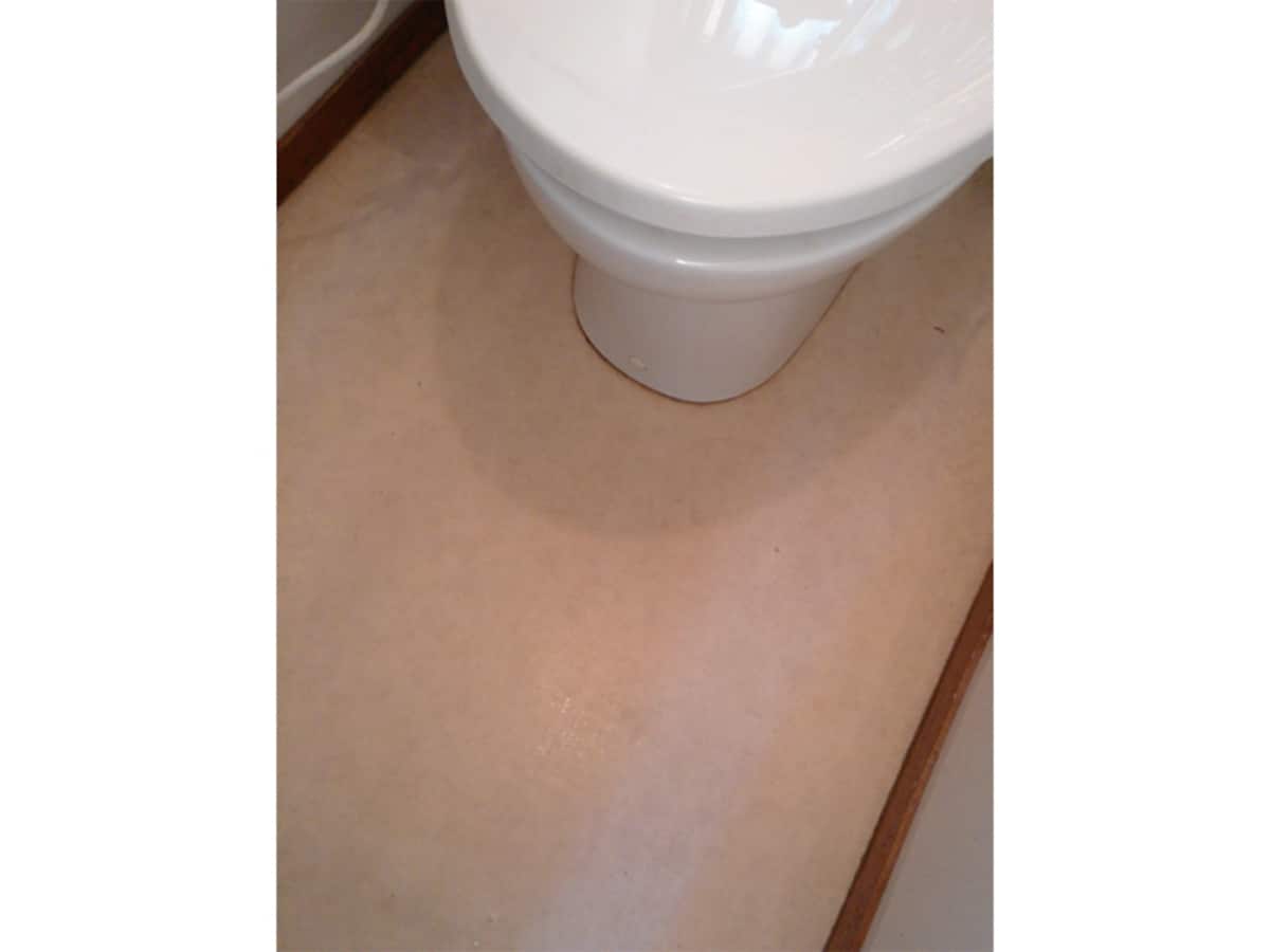 トイレにクッションフロアを用いたリフォーム例。施工も簡単で掃除もしやすい