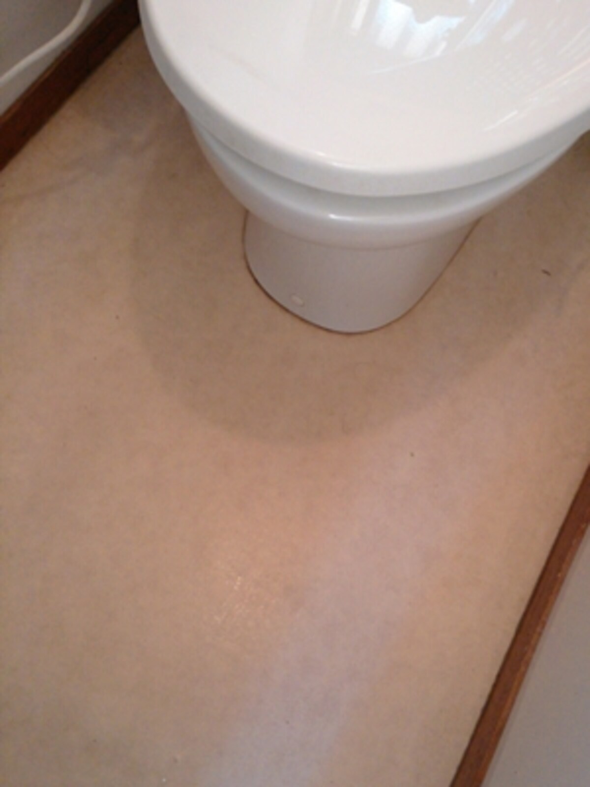 トイレにクッションフロアを用いたリフォーム例。施工も簡単で掃除もしやすい