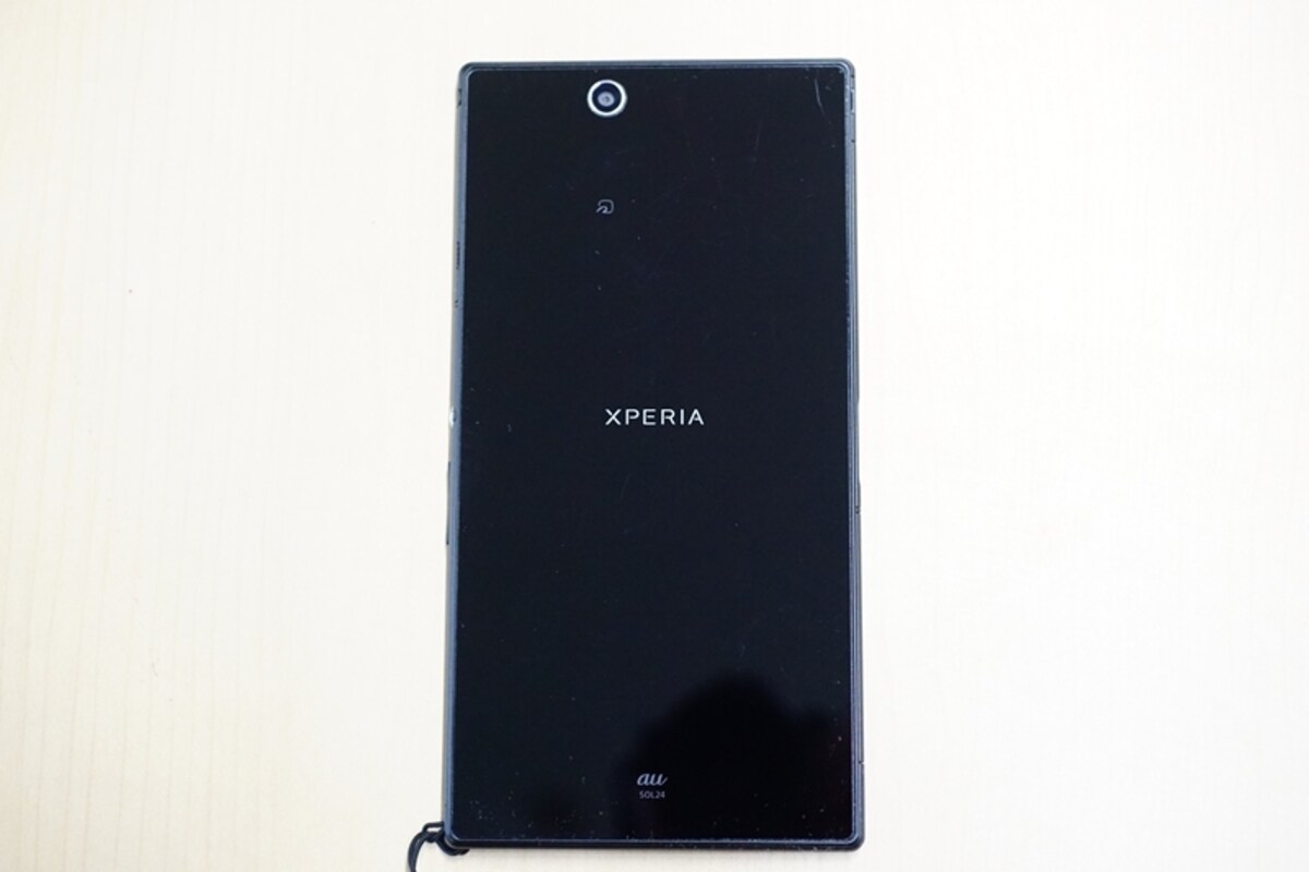 au版の背面の真ん中のロゴはXPERIAになっています。海外版とWifi版はSONYのロゴです。