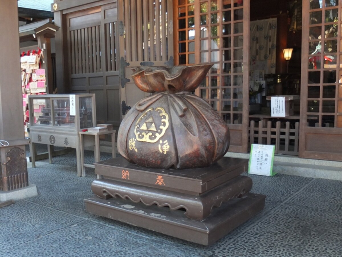 江島神社　辺津宮の巾着形の賽銭箱