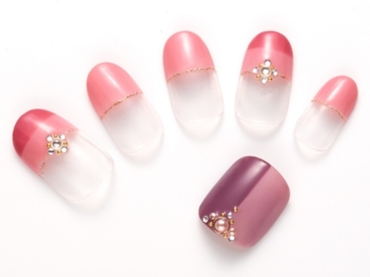 大きめのビジューモチーフがアクセント