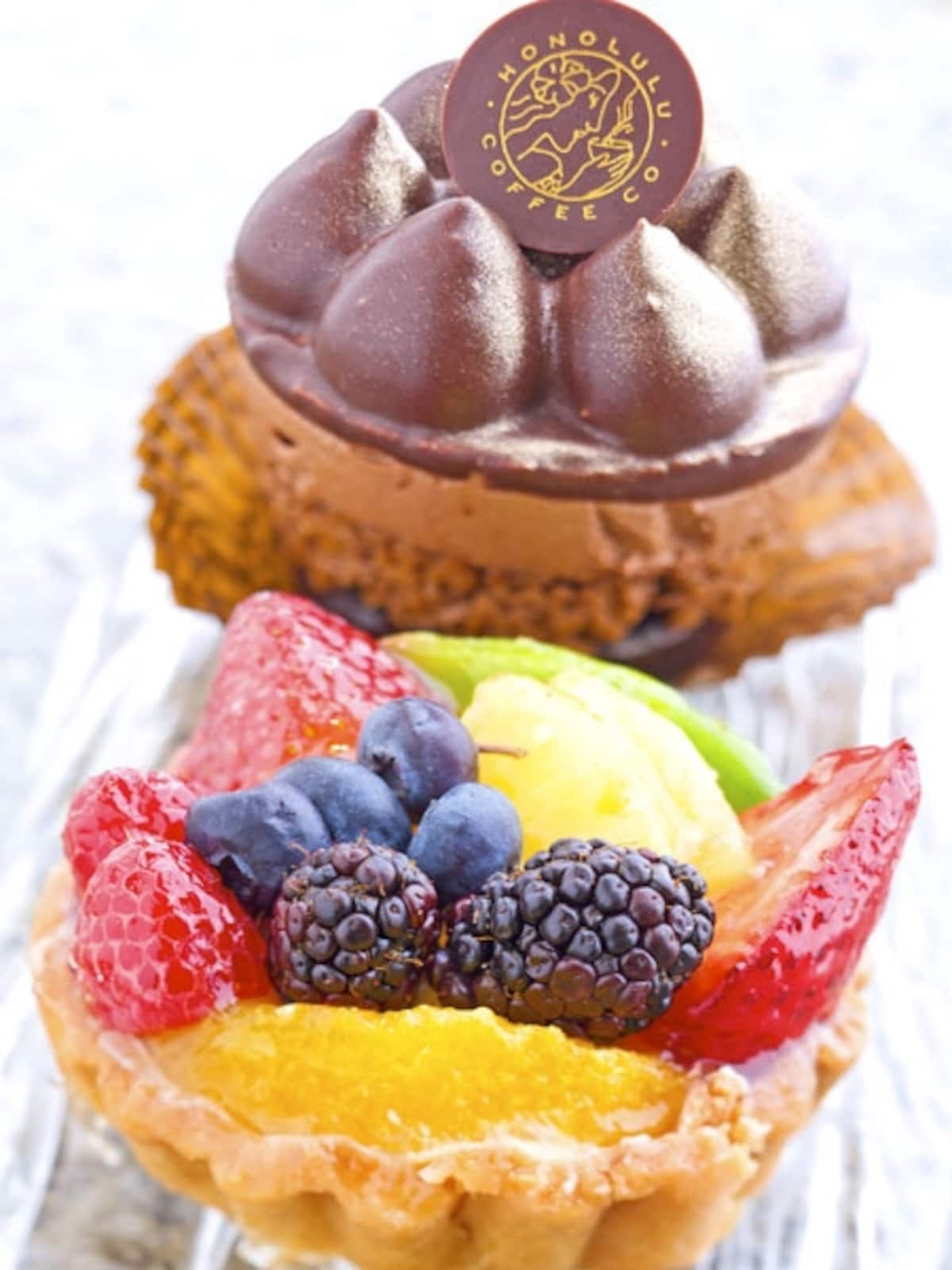 ショートケーキやタルト、マカロンなど甘さ控えめのスイーツたち。コーヒーと一緒に