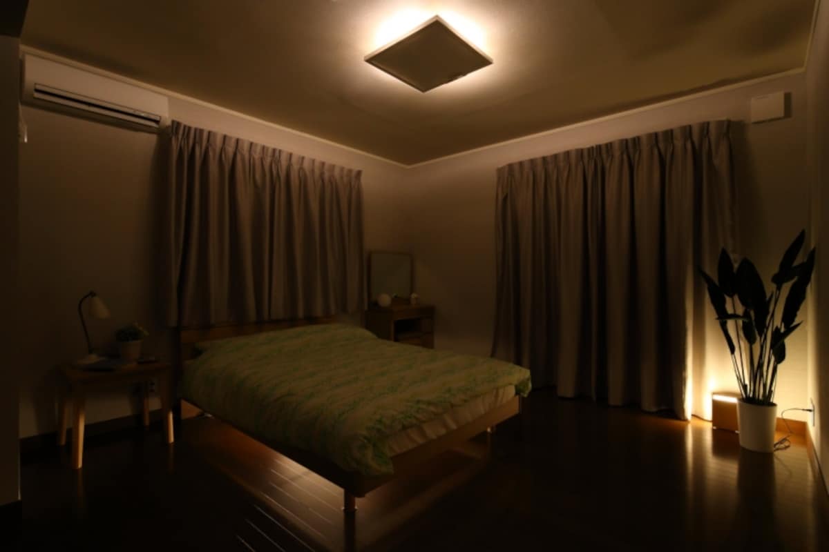 ベッドの下にLEDのスタンドを置いた例
