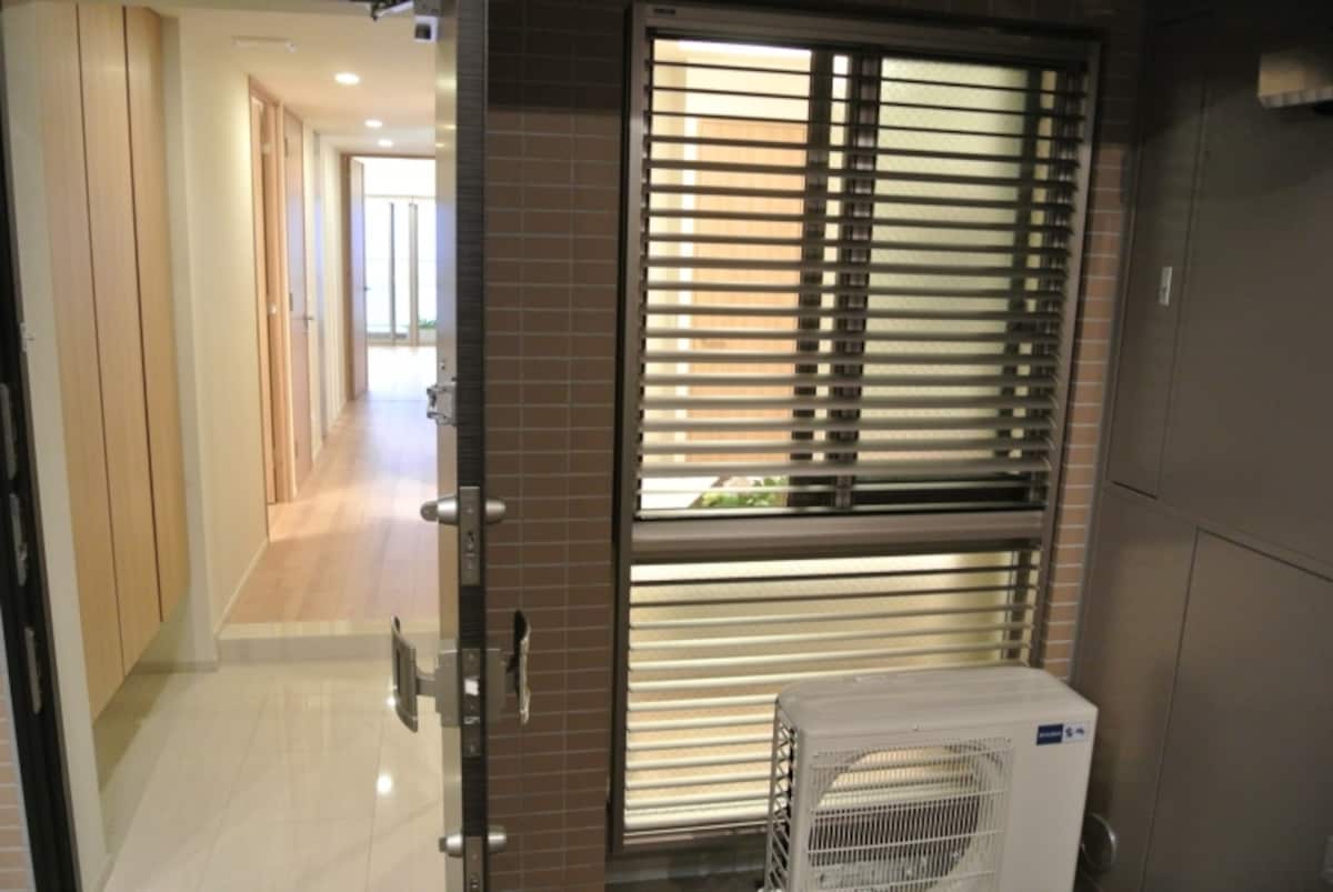 玄関とアルコーブ側の居室の窓