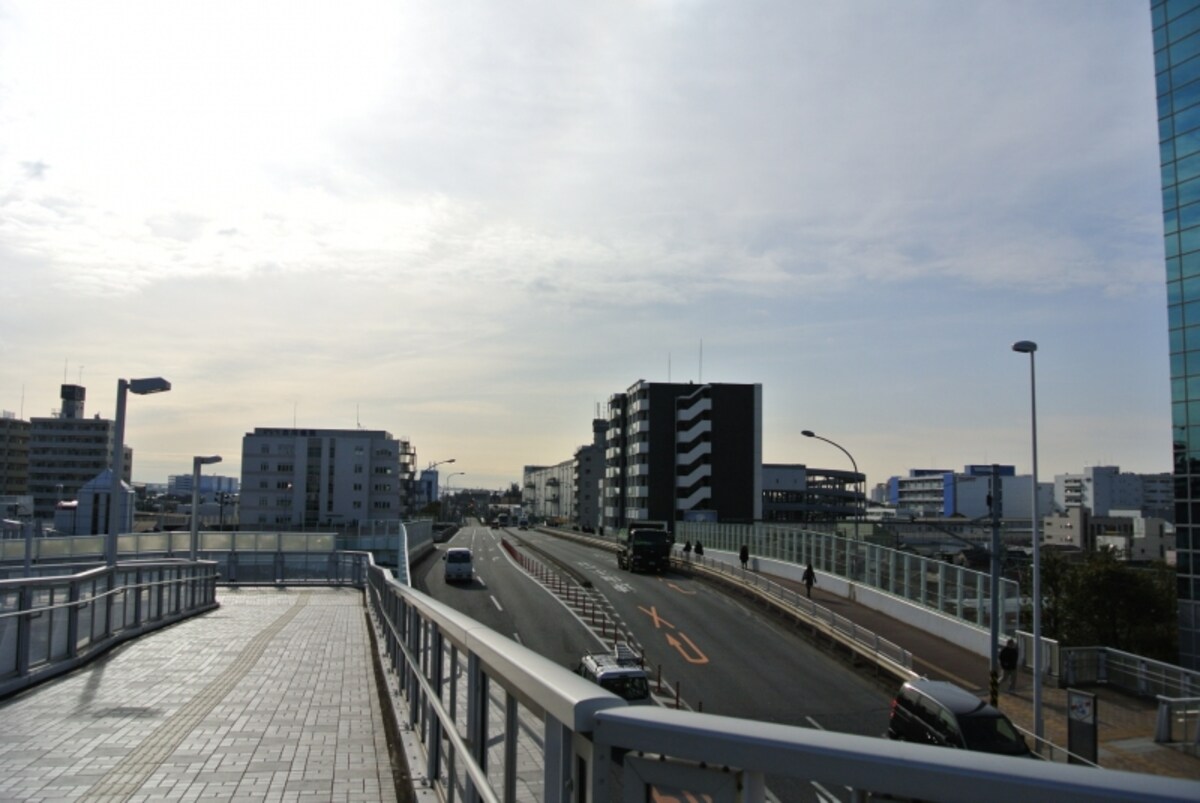 「新子安」駅のペディストリアンデッキからの景色