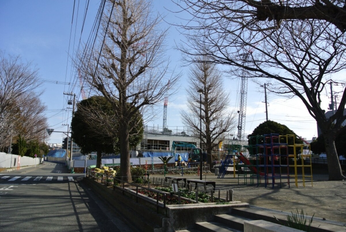 新子安1丁目公園から見た現地