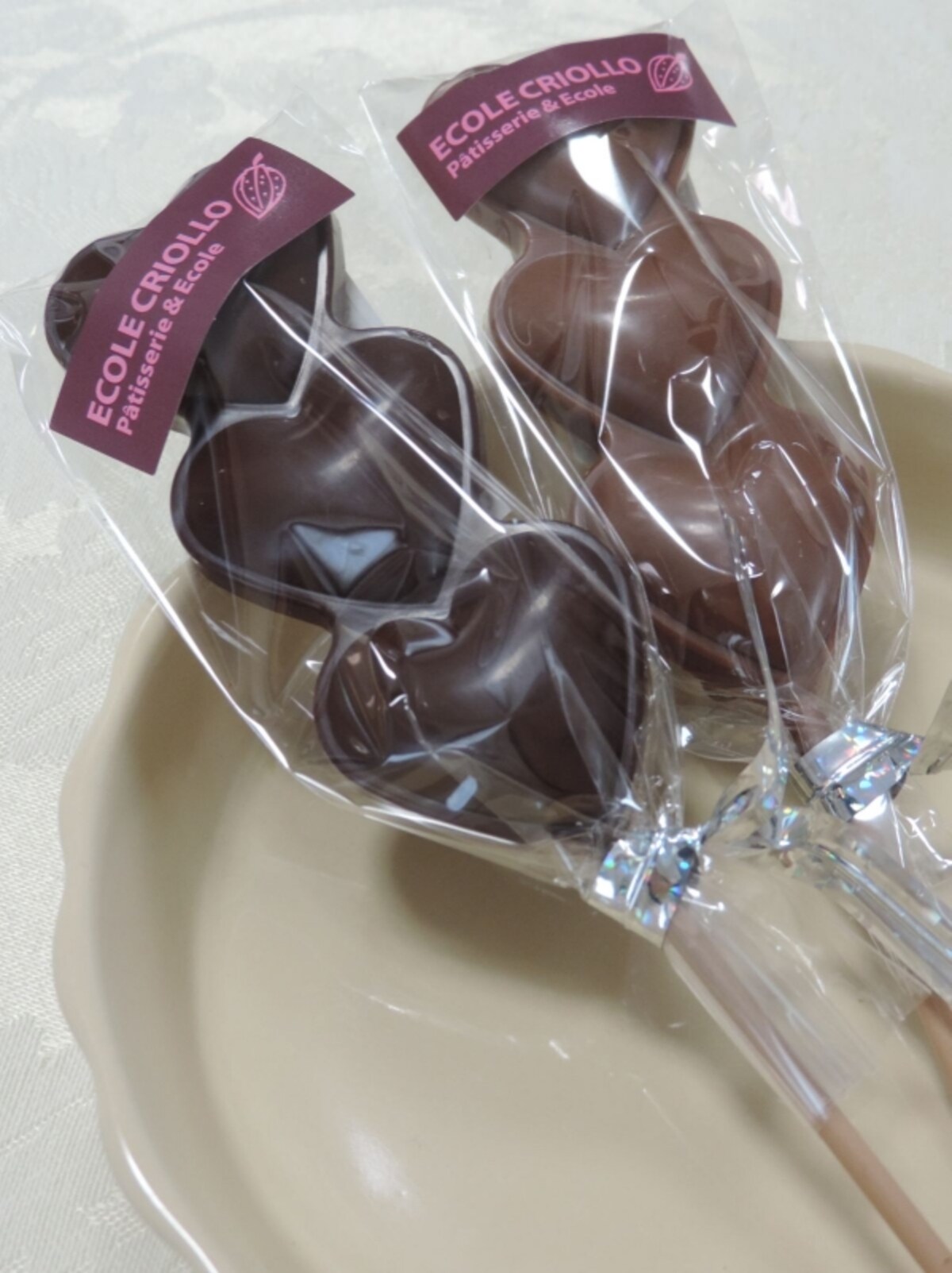 「エコール・クリオロ」の「シュセット・ノワール」と「シュセット・レ」（各380円）