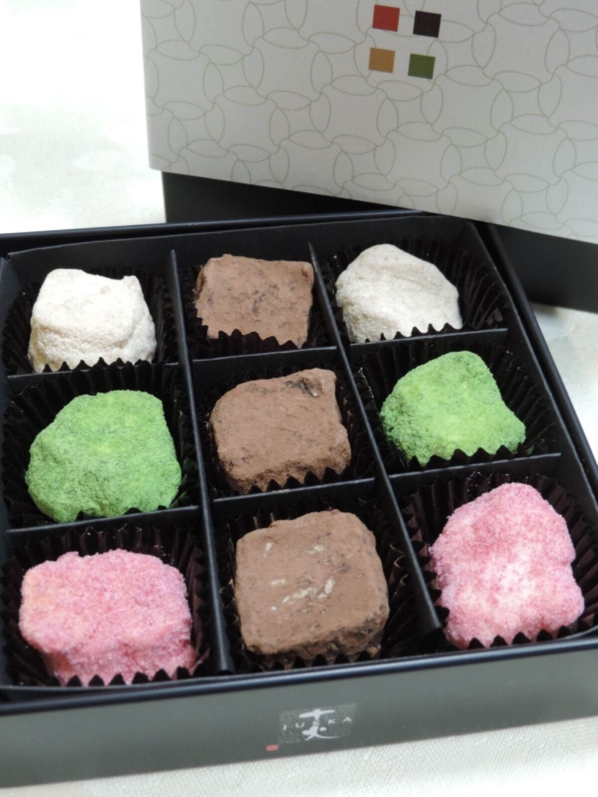 「十火」の「思 omoi チョコレート」黒糖・抹茶・木苺（9個入・1050円）