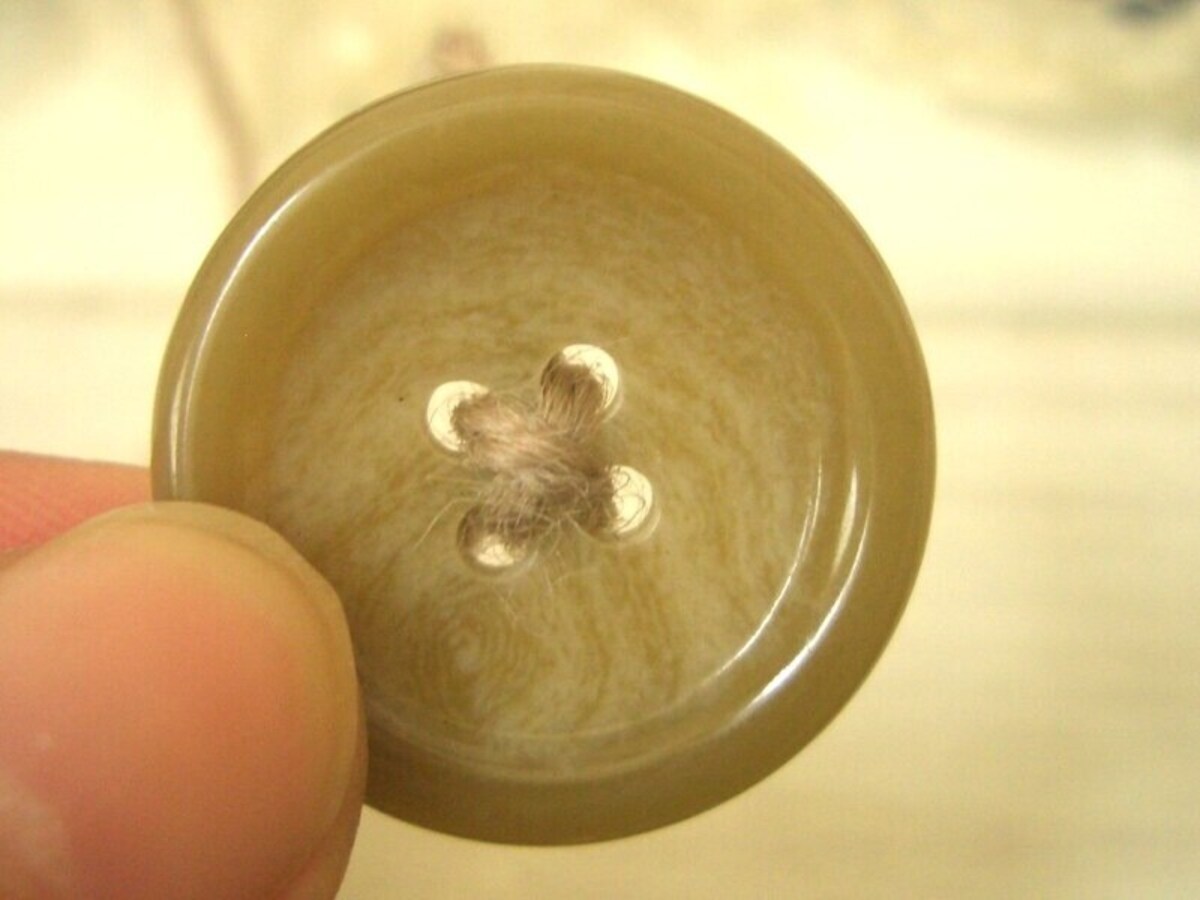 ボタンの穴に通す
