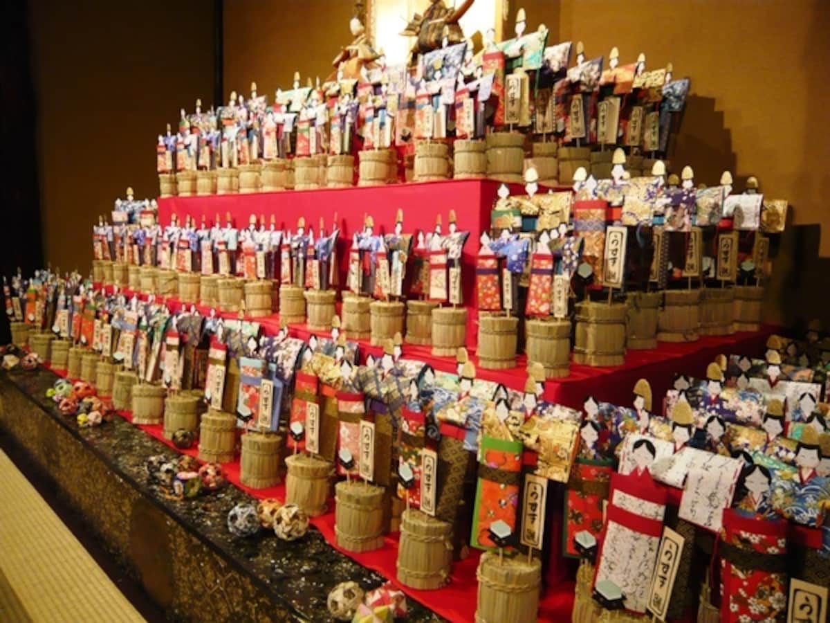 百段雛まつりの紙製のひな人形