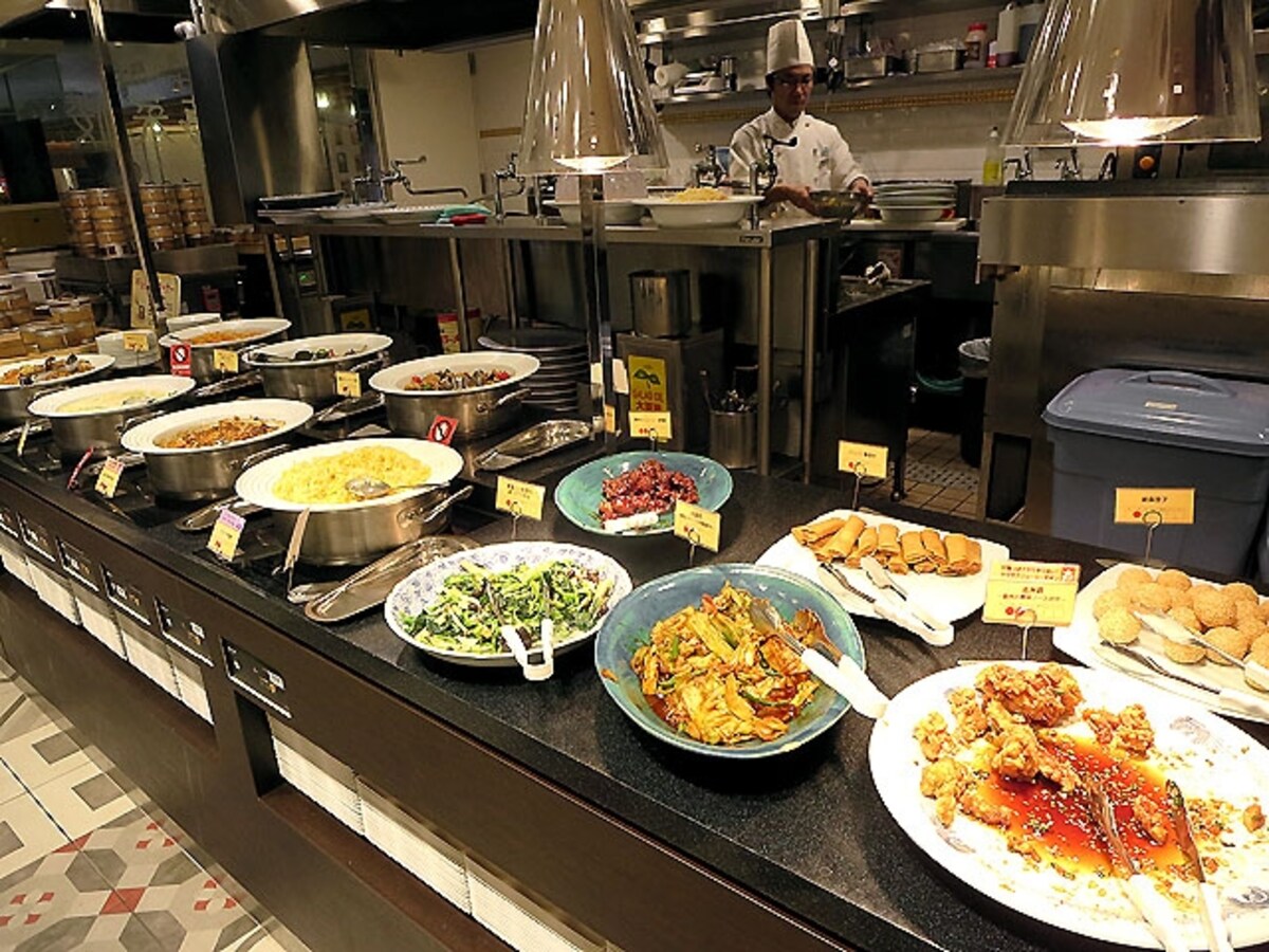 甜點菜楼 料理のブッフェ台