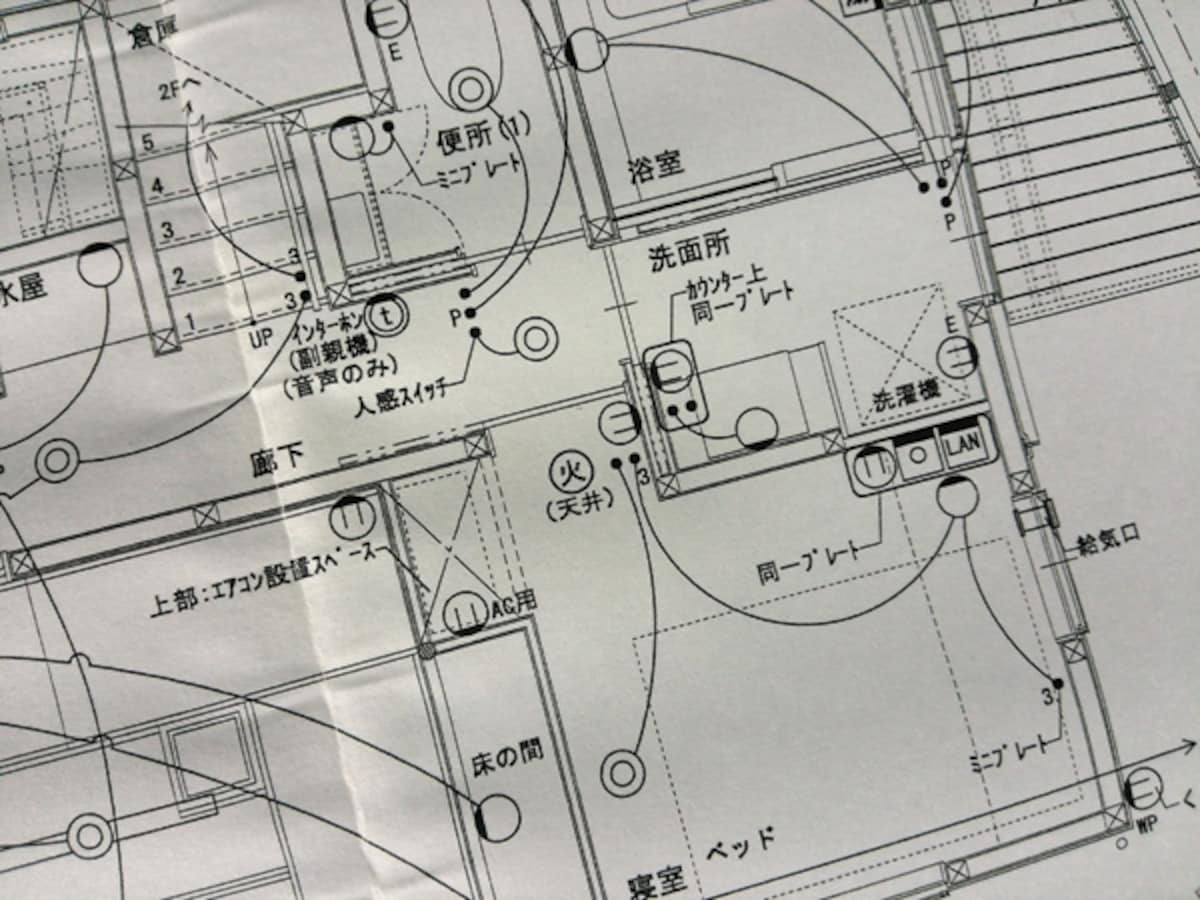 照明やコンセント、スイッチ、インターホンや換気扇、給湯リモコンなどの位置を示す電気配線（設備）図。