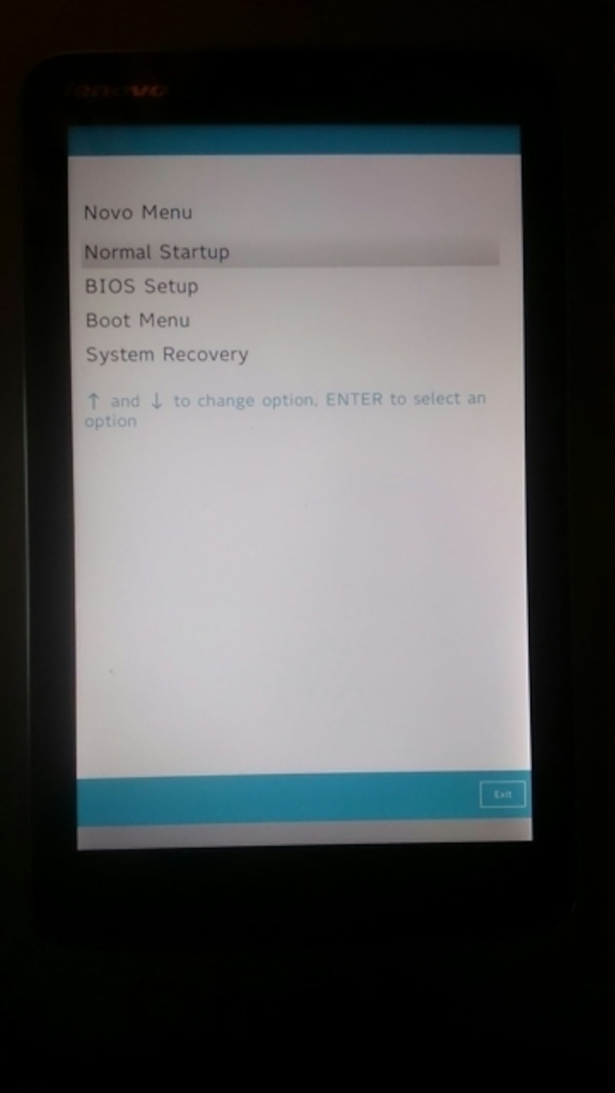 Miix 2 8では、電源ボタンとWindowsボタンと音量アップボタンの3つを同時に押しながら起動すると、スタートアップのユーティリティ画面となります。「System Recovery」を選択します。