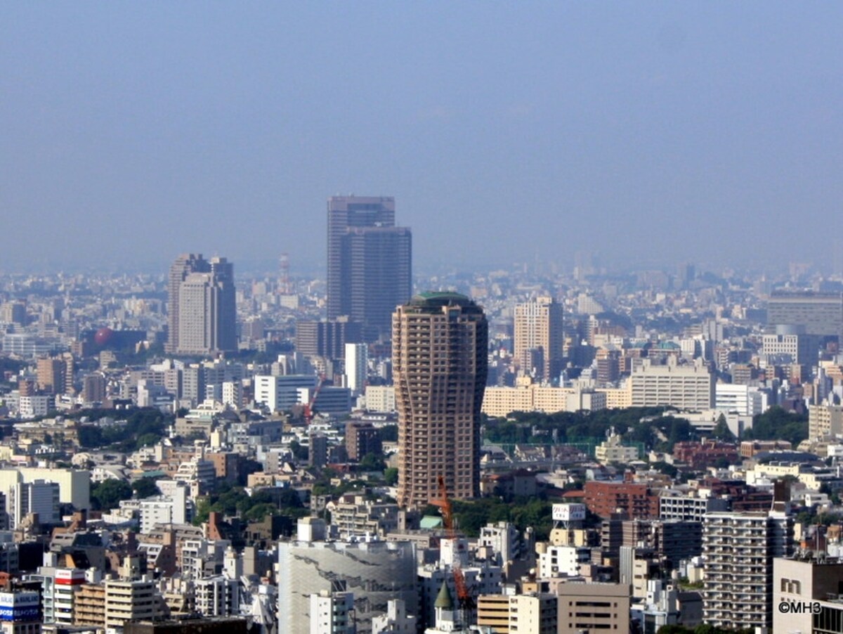 個性的な外観の「元麻布ヒルズ」