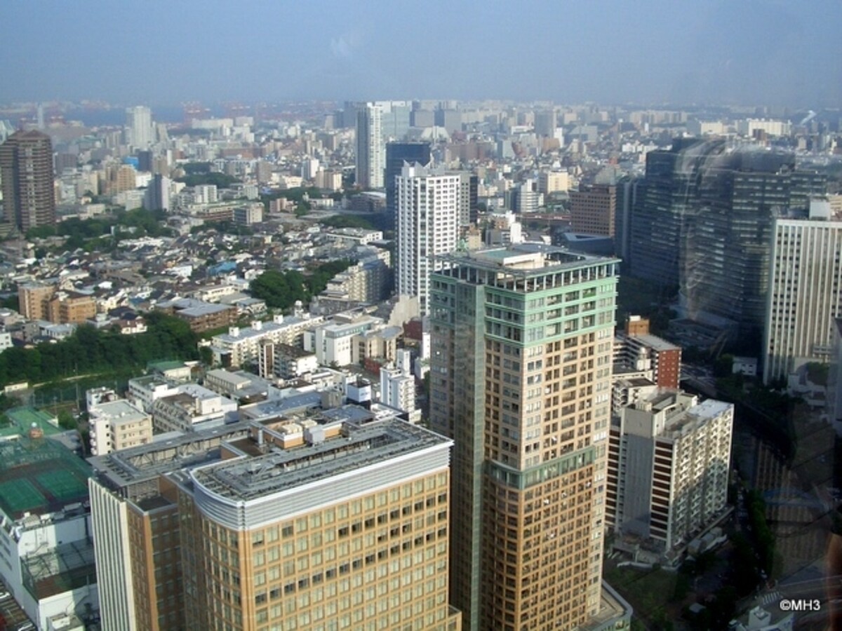 「グランスカイ」屋上から「ザ・パークタワー東京サウス」を望む
