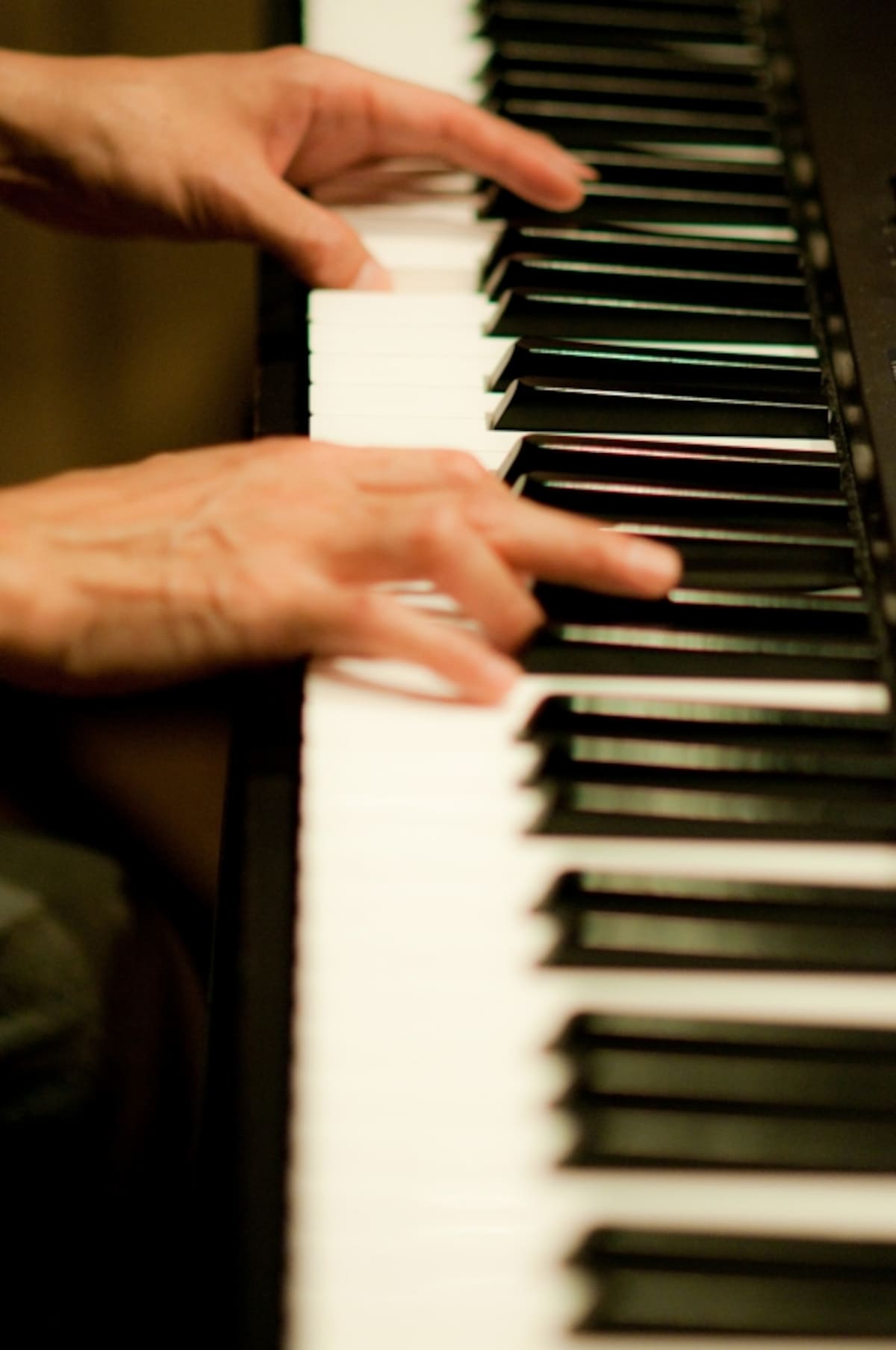 鍵盤と手の写真
