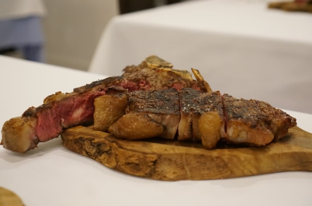 土佐あか牛の骨付きビステッカ