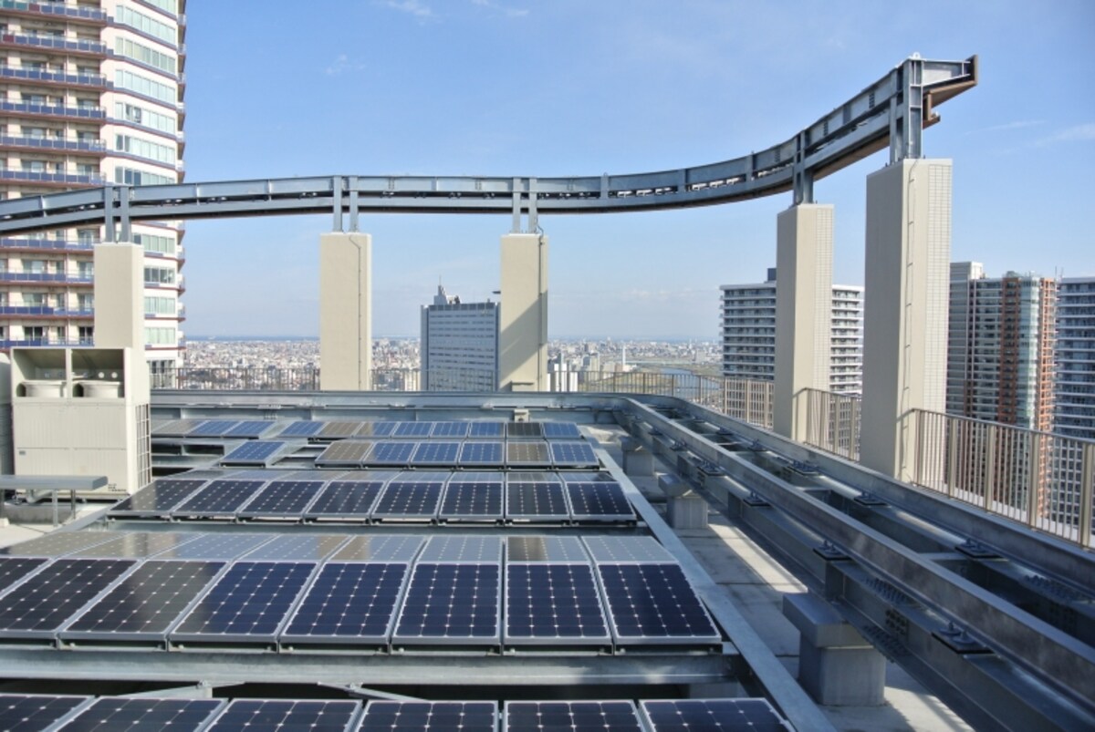 屋上に設置された太陽光パネル