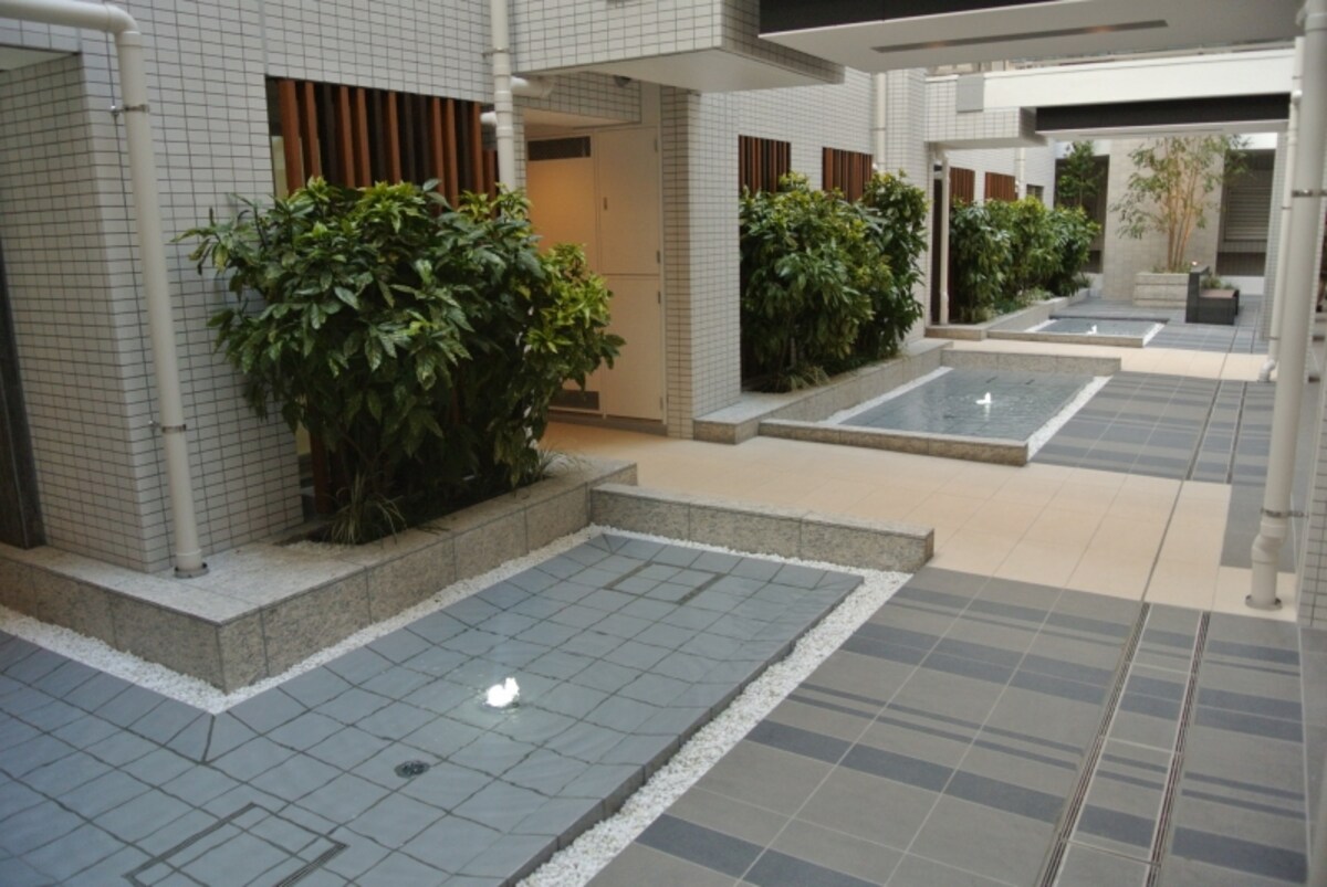 敷地中央部の1階には、水盤を設置。気流をつくり温熱化をふせぐ