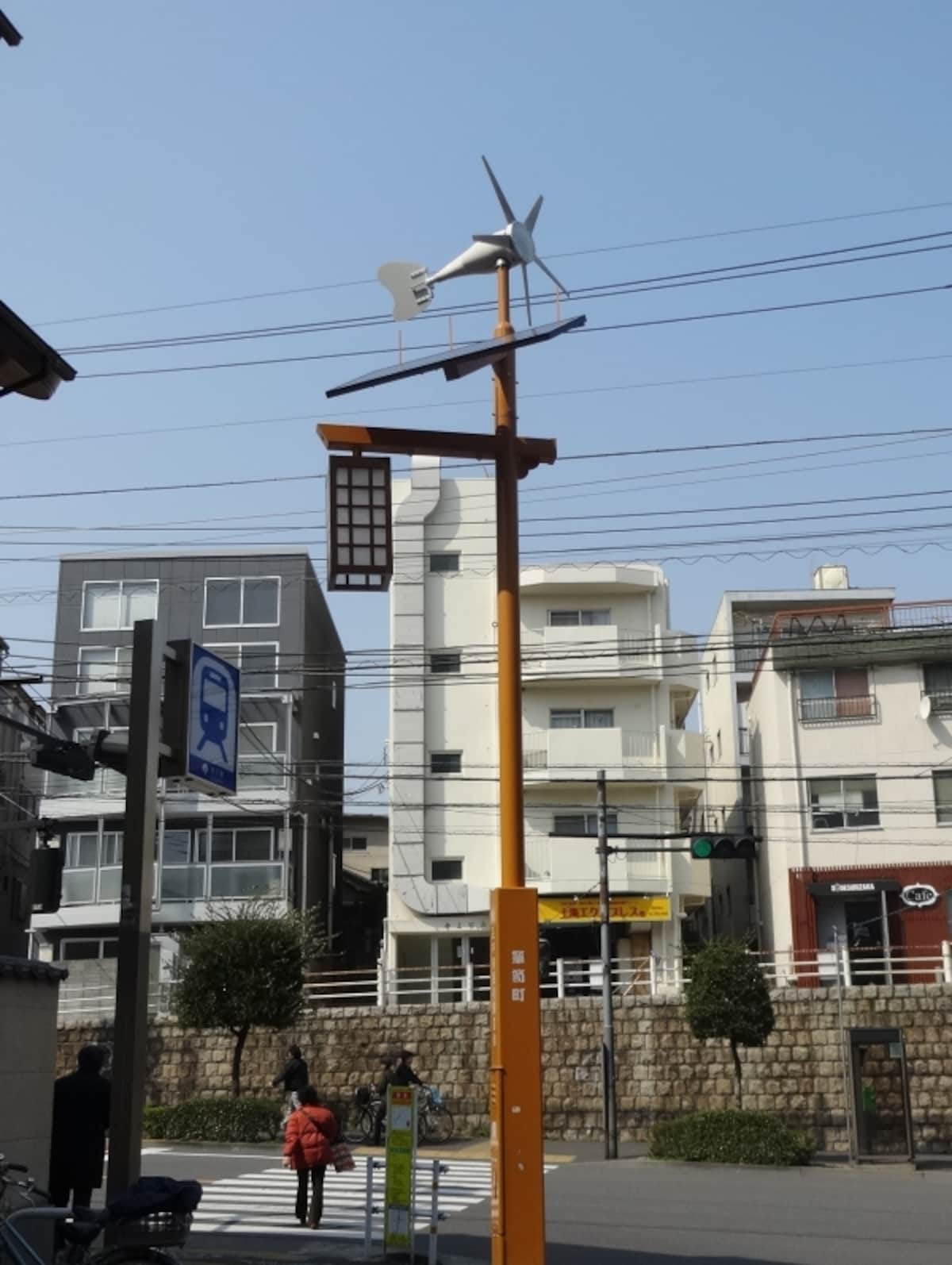 太陽電池のようなものが取り付けてある