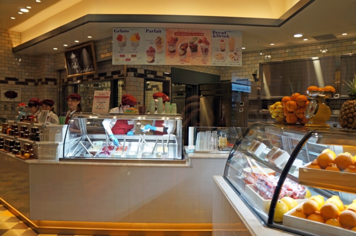 地下広場入口直結の店舗