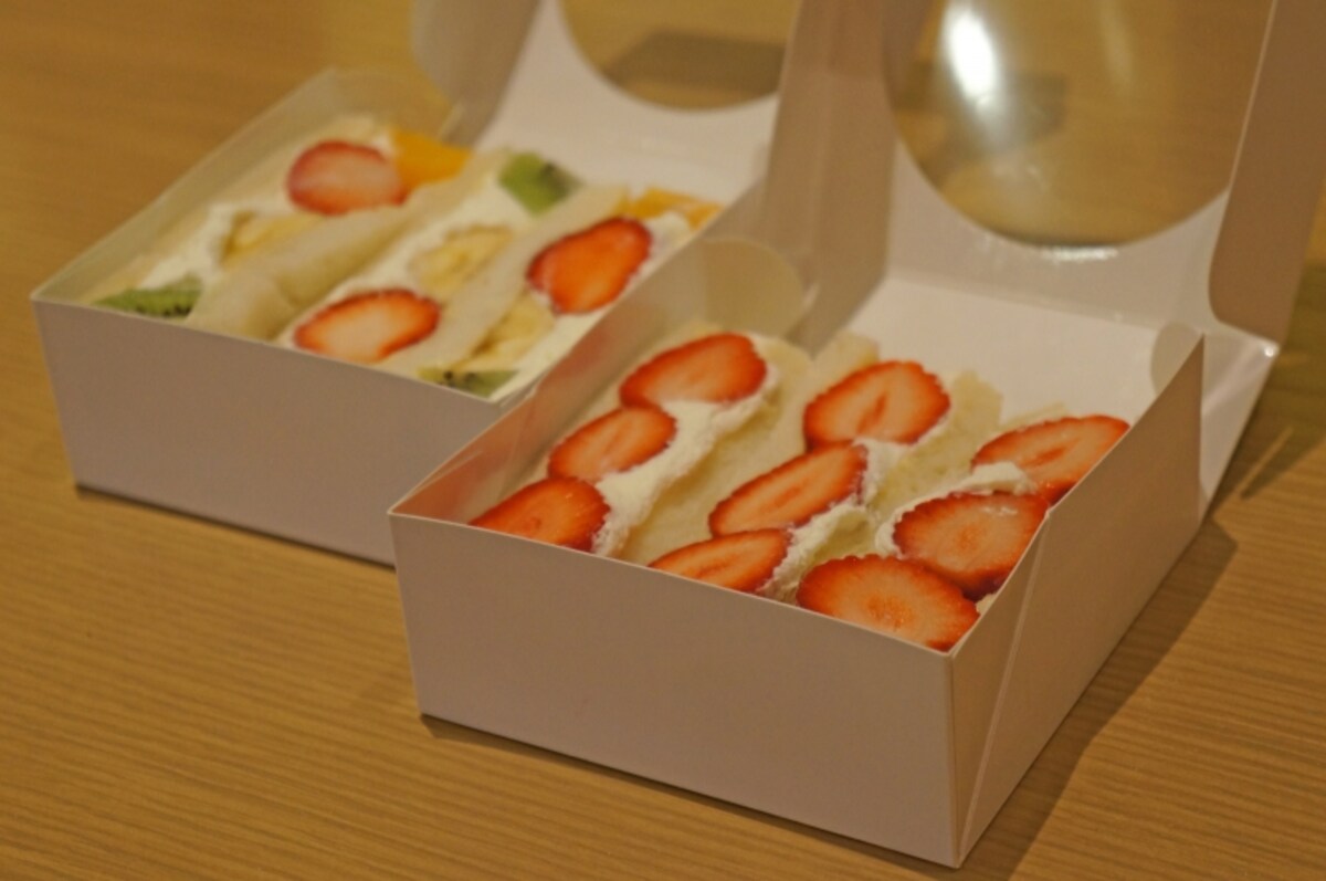 (左)フルーツサンド 600円/(右)季節のフルーツサンド 700円