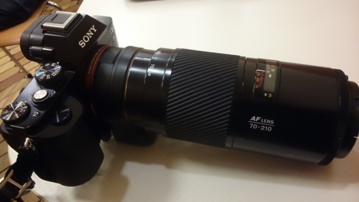 静止画用カメラとして、ソニーα7にミノルタAF 70-210mmを付けた例