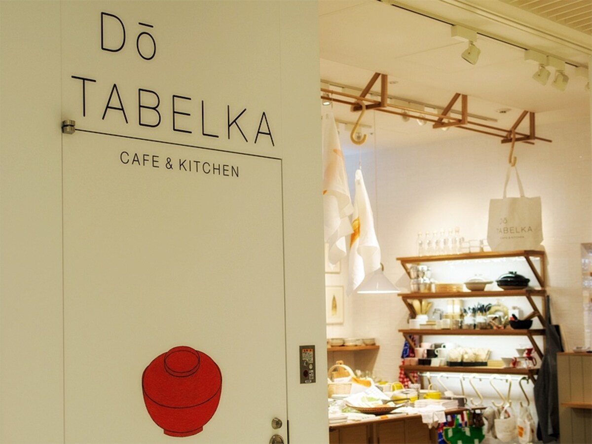 コレド室町3のDO TABELKA。フィリップ・ワイズベッカーによる赤いお椀とお盆のドローイングが印象的。
