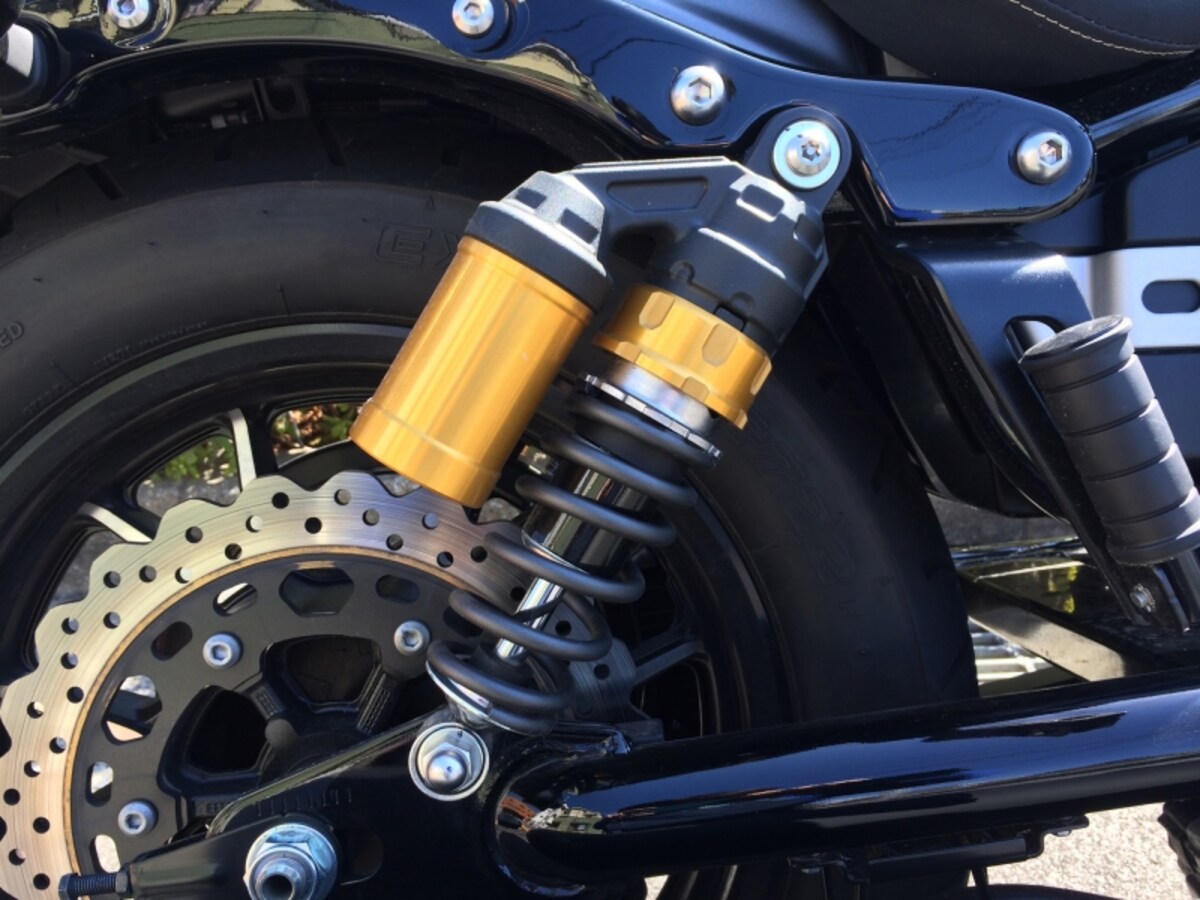 BOLT Rスペックはリザーバータンク付きサスペンション
