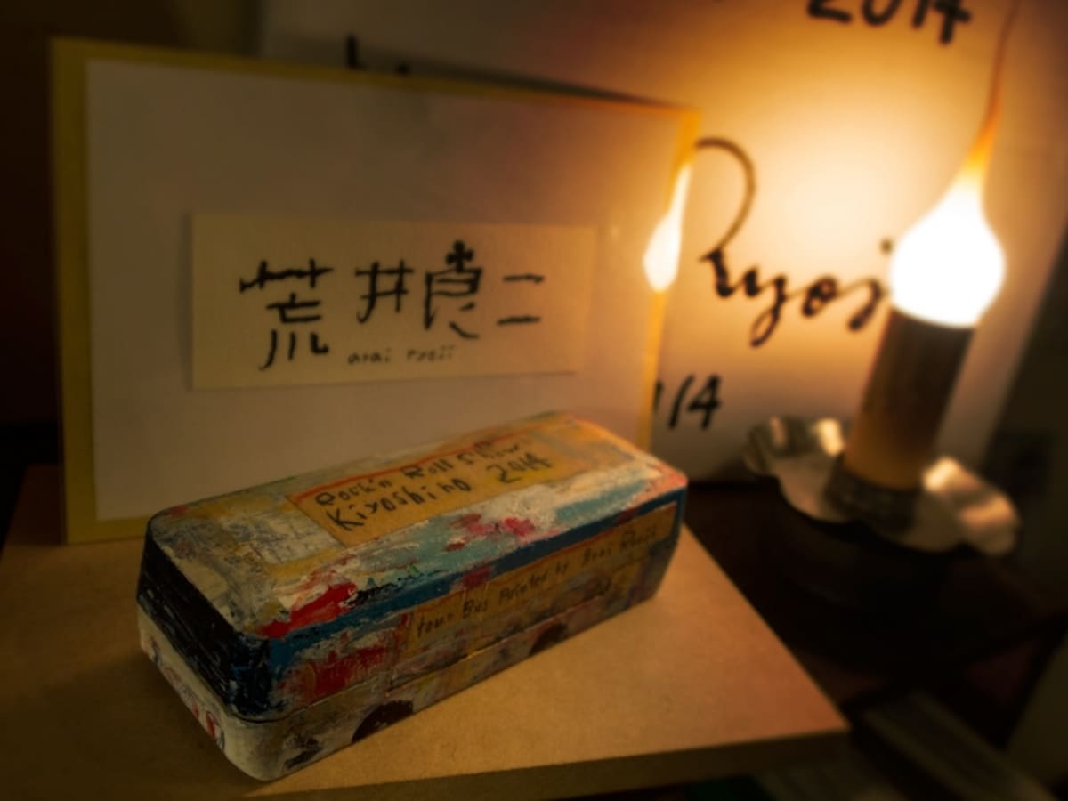 この展覧会に関しては、各作品の展示販売はせず、いつの日か移転や閉店を余儀なくされたときに最後の展覧会で一挙に販売する予定。（永久非売品もあり）